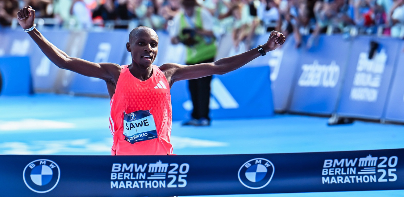 ZDF-Moderatorin bringt APA Award auf die Bühne des BMW Berlin-Marathon 2025